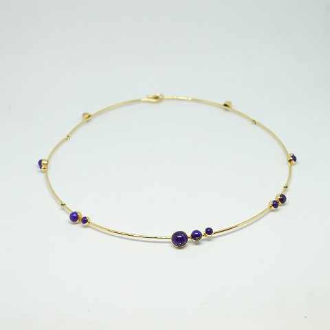 Karen Strand; Halsring i 14 kt. guld med Lapis Lazuli