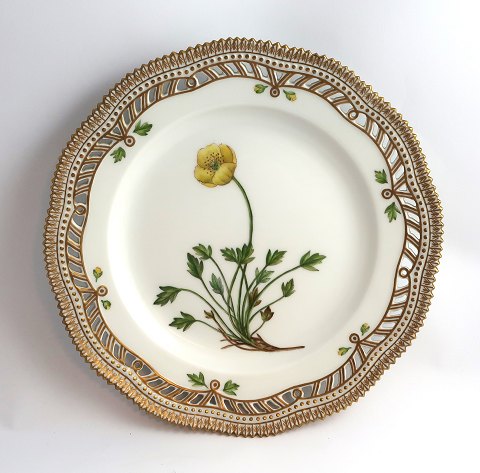 Royal Copenhagen, Flora Danica. Frokost tallerken med gennemskåret bort. Design 
#3554. Diameter 23 cm. (1 sortering). Papaver nudicaule L