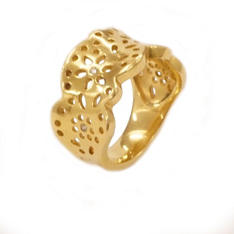 Ole Lynggaard Blonde / Lace 18kt guldring med fire 
brillanter. Ringstr. 55