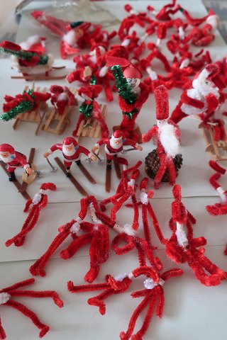 En glad flok gamle nisser lavet af piberensere, -de giver god julestemning
Nogle i originalemballagen
In a good condition