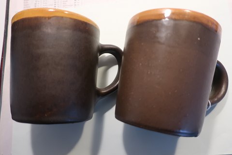 Mugs, pottery made by Hildegon, the well known potter from the island Als in 
Southern Jutland.
Signatur: Hildegon Als
"Hildegon" is the name of the pottery from Hilde (living) and Egon.
The pottery from Hildegon is sought after especially