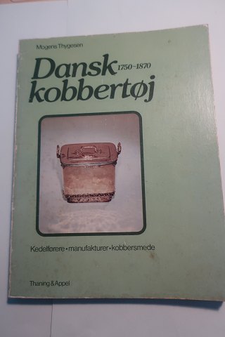 Dansk kobbertøj 1750-1870
Kedelførere - manufakturer - kobbersmede
Af Mogens Thygesen
1980
Thaning & Appels Forlag
Sideantal: 134
In a good confition