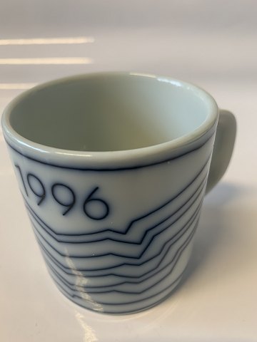 Royal Copenhagen Faience, Year Mug 1996
Deck No. 3495 or 495
Height 7.5 cm.