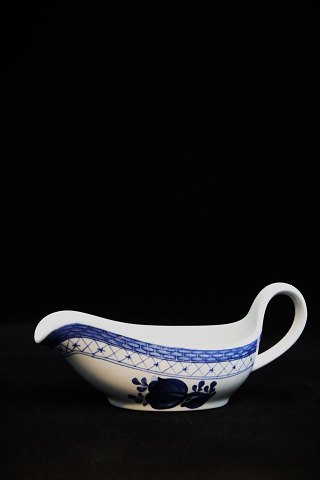 Royal Copenhagen - Aluminia Trankebar butter jug with handle.
RC#11/2591...