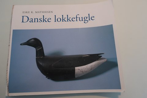 Danske Lokkefugle
Af Eske K. Mathiesen
Om lokkeanden, lokkefugle og lokkeænder
Udgivet af Kunstcentret Silkeborg Bad
1998
Sideantal 112
In a good condition