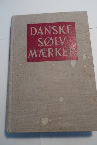 Danske sølvmærker
Danske sølv og guldmærker før 1870
Af Chr. A. Bøje
Illustreret folkeudgave redigeret af Bo Bramsen
Politikens forlag
1954
Ca 300 gengivelser af ældre danske sølvgenstande
Siddeantal 438
Used but in a good condition