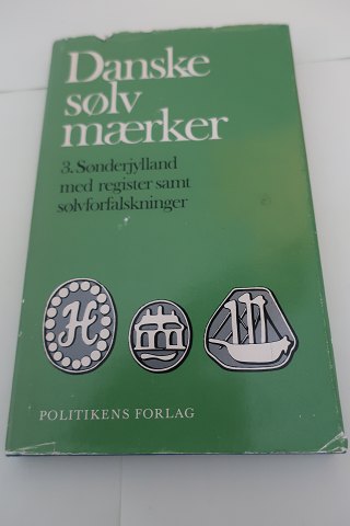 Danske sølvmærker
3.Sønderjylland med register samt forfalskninger
Danske guld og sølv smedemærker før 1870
Af Chr. A. Bøje
Revideret og udvidet udgave redigeret af Sigurd Schoubye
Politikens forlag
1982
Sidetal: 135
In a good condition