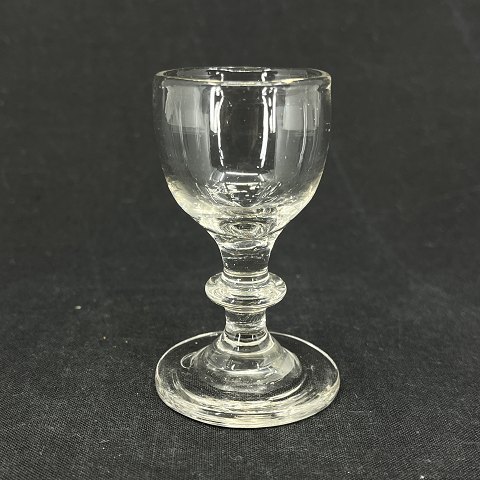 Usædvanligt lille snapseglas, 6,5 cm.