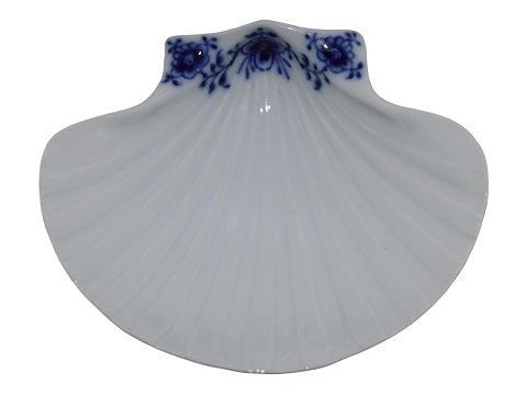 Blue Fluted Plain
Small clam shaped dish 10 cm.