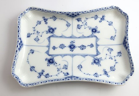 Royal Copenhagen. Blue Fluted Half Lace. Square tray. Model 716. Length 23.5 cm. 
Width 15.5 cm. (2 quality).