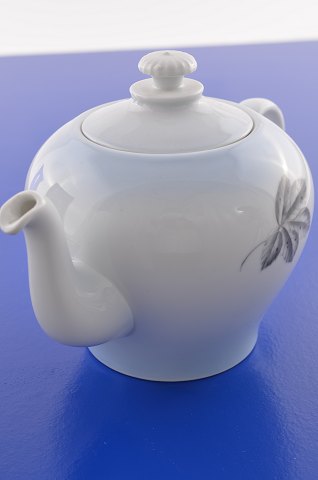 Bing & Grondahl  Falling Leaves  Tea pot 92