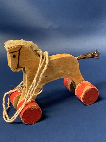 Wooden toy horse
Height 11.2 cm
Wide 16 cm approx diagonal
Old Retro toys
&#8203;Wooden toy horse