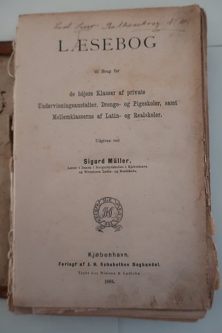 Antik Læsebog
Til brug for de højere Klasser af private undervisningsanstalter, Drenge- og 
Pigeskoler samt Mellemklasser af af Latin-Realskoler
Udgivet af Sigurd Müller
Forlagt af J. H. Schubotes Boghandel
1883
Sideantal: 496
Condition by the age