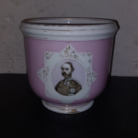 Painted portrait of King Christian IX on flower pot cover
