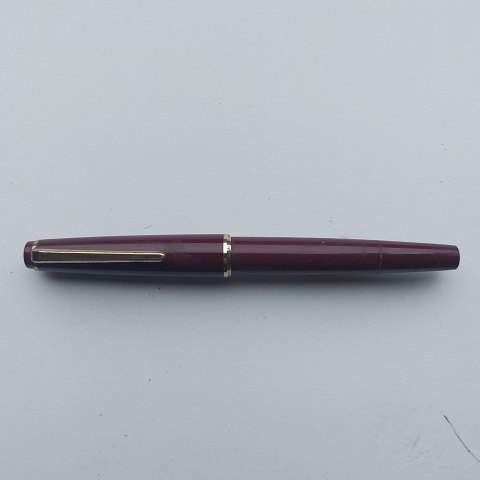 Bordeaux Montblanc 32 fountain pen
&#8203;