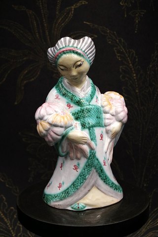 L. Hjorth glaseret keramik figur af geisha.
(L. Hjorth 529)
Design Gertrud Kudielka...