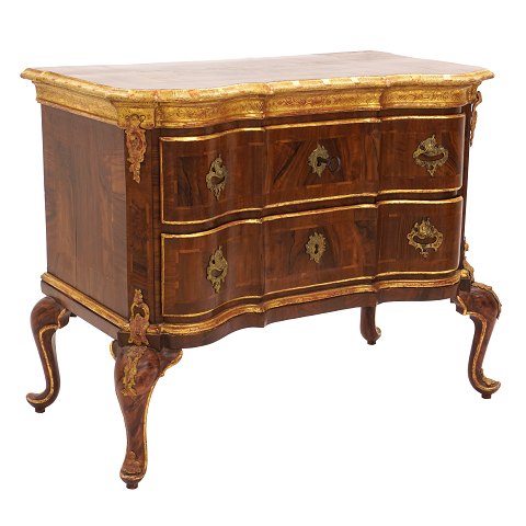 Large walnut veneered and gilt commode in the 
manner of Mathias Ortmann, Copenhagen, Denmark, 
circa 1750. H: 86cm. Top: 104x57cm