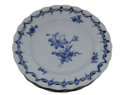 Blue Flower Curved
Rare plate with lace border from 1790-1810