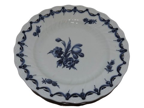 Blue Flower Curved
Rare plate with lace border from 1790-1810