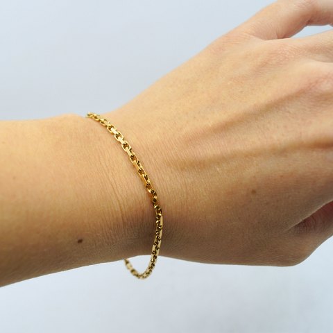 A bracelet of 8k gold, w. 2,5 mm