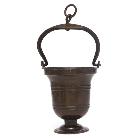 Tidlig 1700-tals barok lavabo i patineret bronze. 
Dateret 1726. H: 30cm med hank