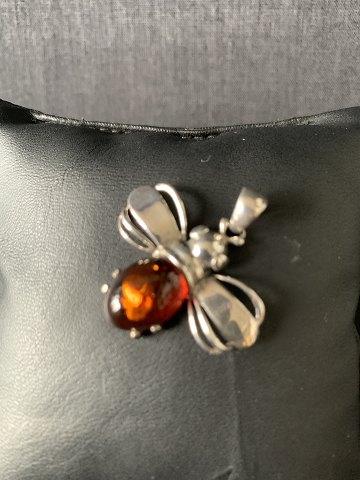 Very elegant pendant in 925 sterling silver, with inlaid Amber. Ideal for a 
necklace.