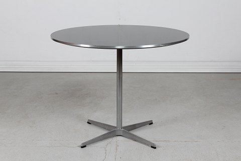 Arne Jacobsen
Cafebord på søjle
m/ blank sort laminat
Ø 90 cm
