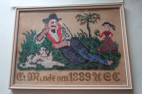 Antikt perlebroderiPerler håndbroderet på papirFlot indrammetDette er en type af "Post mortem" (efter døden)Tekst: "Et minde om 1889" samt initialerne på afdødeH: 20cmB: 27cm