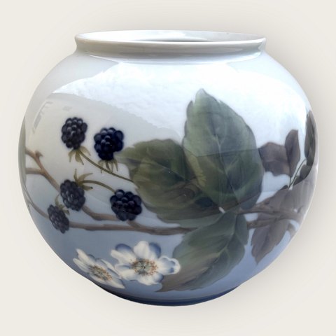 Royal Copenhagen
Blackberry vase
#288/ 42-6
*DKK 500