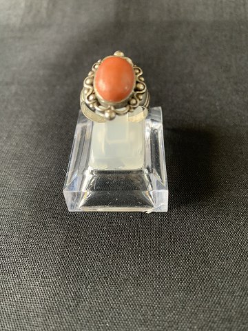 Dame sølv ring med en  koral 
Stemplet 830S Just
Størrelse 56