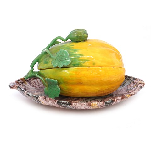 Large faience melon shaped tureen by Marieberg, 
Sweden. Signed. H: 16cm. L: 32cm