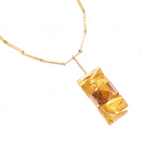 14kt gold Lapponia necklace by Bjørn Weckström. 
Dated 1970. L: 45,5cm. Pendant: 6,5x3cm