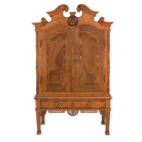 Sønderjysk elmetræsskab ca. år 1770-80. H: 212cm. 
B: 127cm. D: 62cm