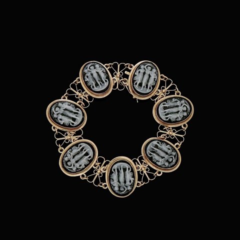 18k Gold Camé Bracelet. main