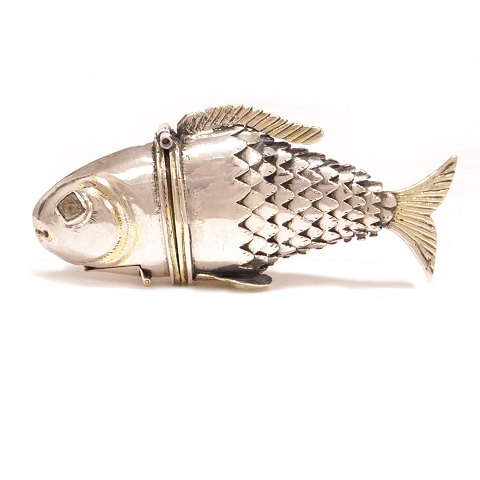 Riechdose aus Silber in Form von einem Fisch. 
Johan Haberkiel, Apenrade, 1756-70. L: 8,8cm