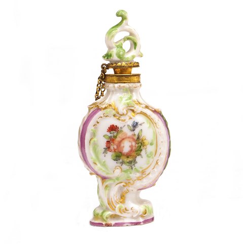 Perfume bottle from the Royal Porcelain Factory 
circa 1795. H: 9,5cm