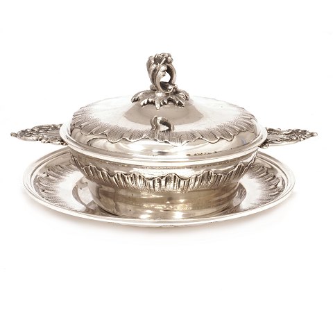 Small silver sugar tureen by A. Michelsen, 
Copenhagen, dated 1893. H: 10cm. W: 552,1gr