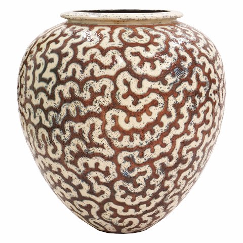Stor meget buttet Per Weiss vase i stentøj med 
brun organisk dekoration med blå stafferinger. 
Signeret. H: 63cm. D: 63cm