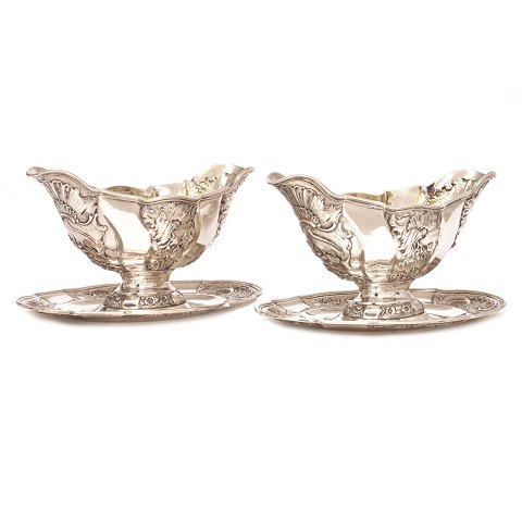 Ein Paar schwere Sauciere aus Silber von A. 
Michelsen Kopenhagen datiert 1898 & 1901. H: 13cm. 
L: 22cm. G: 1.244gr (2 stk)