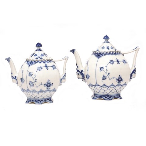 Royal Copenhagen Musselmalet helblonde tekander 
1118 & 1119. H: 17 & 19cm. 1118 med minimalt 
afslag under fod. 1118: 5.000,- 1119: 7.500,-