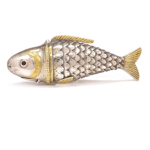 Hovedvandsæg af delvist forgyldt sølv i form af 
fisk af Christian Andersen, Leck, Sydslesvig, ca. 
år 1800. L: 9,5cm