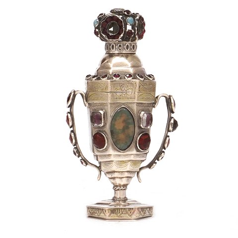 Silver vinaigrette by Poul Hansen, Tønder, 
Denmark. H: 12,5cm