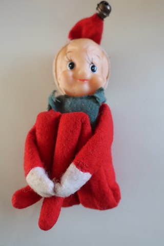 Gammel nisse, med armene omkring de foldede ben, som kan foldes ud
Oprindelig klokke i huen
H: ca. 12,5cm
Fra 1960-erne