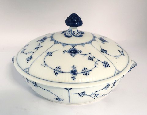 Royal Copenhagen. Blue fluted, plain. Round covered dish. Model 277. Diameter 
20.5 cm. (1 quality)