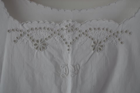 Shift / dressAn antique shift with good details made by handThe antique, Danish linen and fustian is our speciality