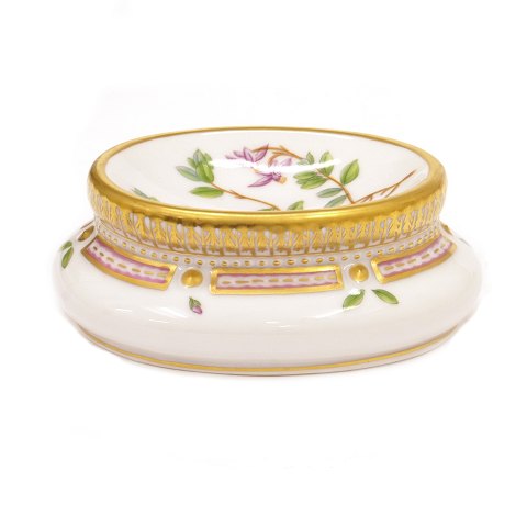 Royal Copenhagen Flora Danica salt dish 3625. 
"Oxycoccus palustris Rupr.". H: 4,5cm. L: 11cm