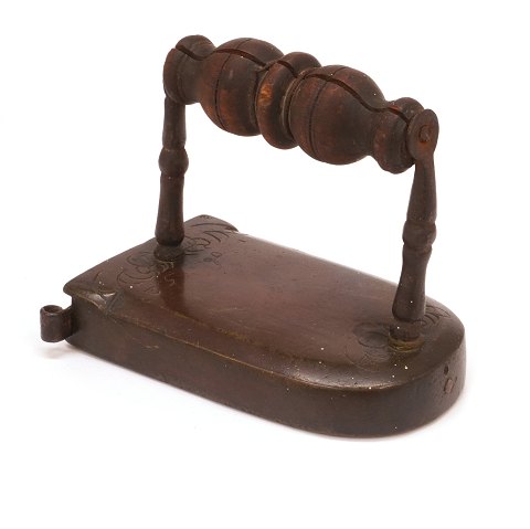 Tidlige patineret barokt butsnude strygejern 
dateret 1652. H: 12cm. L: 13cm