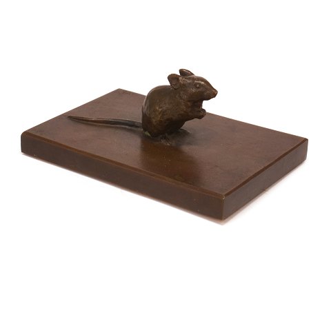 Vilhelm Bissen bronze. Vilhelm Bissen, 1836-1913. 
bronzefigur i form af mus. Signeret "VM". H: 
6,5cm. Base: 10x14,5cm