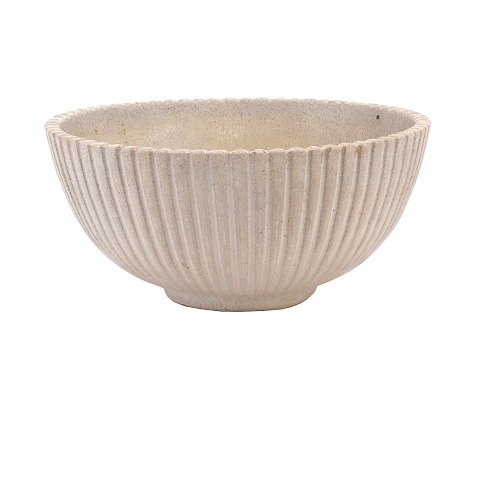 Arne Bang, Denmark, stoneware bowl 123. H: 8cm. D: 
19cm