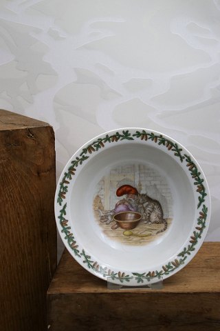 Small bowl from Royal Copenhagen with Christmas motif of a gnome and a cat... Small bowl from Royal Copenhagen with Christmas motif of a gnome and a cat...